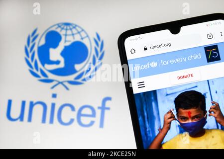 La page Web de l'UNICEF est affichée sur un écran de téléphone mobile photographié pour la photo d'illustration. Gliwice, Pologne sur 5 mai 2021. (Photo de Beata Zawrzel/NurPhoto) Banque D'Images