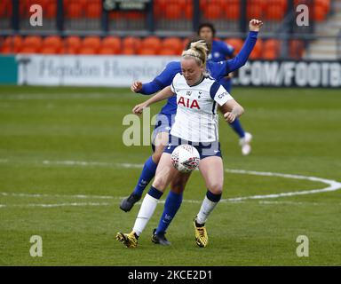 Chloe Pepllow de Tottenham Hotspur femmes tient de Drew Spence de Chelsea FC femmes pendant FA Women's Spur League betweenTottenham Hotspur et Chelsea au stade de Hive , Barnett , Londres , Royaume-Uni le 05th mai 2021 (photo par action Foto Sport/NurPhoto) Banque D'Images