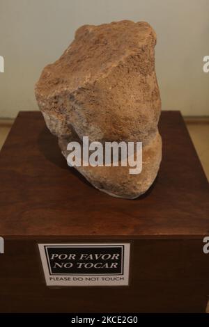 Objets exposés au musée d'anthropologie Sebastian Englunt (musée Rapa Nui) dans la petite ville de Hanga Roa, sur l'île de Pâques, au Chili. Le Musée anthropologique du Père Sebastian Englért a été fondé en 1973 et est dédié à la conservation de la culture Rapa Nui. Le musée abrite la seule statue de Moai femelle, ainsi que l'un des yeux de corail d'origine qui ont été placés dans le moai. (Photo de Creative Touch Imaging Ltd./NurPhoto) Banque D'Images