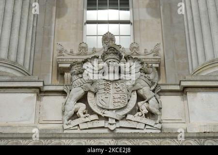 Armoiries royales situées au-dessus de la porte des édifices du Parlement, à Stormont, à Belfast, siège de l'Assemblée de l'Irlande du Nord. Lundi, 19 avril 2021, à Belfast, Irlande du Nord (photo d'Artur Widak/NurPhoto) Banque D'Images