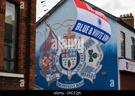 Drapeau des partisans des Rangers vu à côté d'une fresque politique à Belfast est. Lundi, 19 avril 2021, à Belfast, Irlande du Nord (photo d'Artur Widak/NurPhoto) Banque D'Images