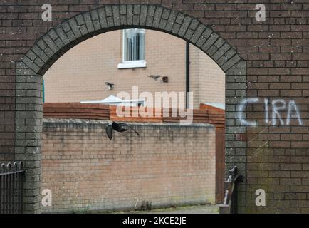 Une colombe traverse la porte séparant les deux communautés de Belfast est avec un petit graffiti à côté qui lit CIRA (Continuity Irish républicain Army). Lundi, 19 avril 2021, à Belfast, Irlande du Nord (photo d'Artur Widak/NurPhoto) Banque D'Images