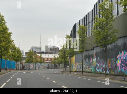 Vue sur Cupar Way à Belfast Ouest avec un mur de la paix avec des peintures murales et des messages sur les murs séparant les deux communautés. Lundi, 19 avril 2021, à Belfast, Irlande du Nord (photo d'Artur Widak/NurPhoto) Banque D'Images