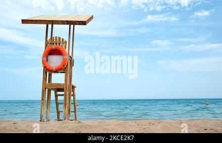 Station de sauvetage en bois Emplty sur une plage de sable sur la rive de l'océan en été Banque D'Images