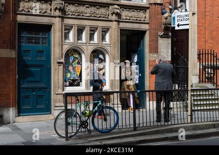 LONDRES, ROYAUME-UNI - 06 MAI 2021 : les gens arrivent à un bureau de vote de Great Smith Street, dans le centre de Londres, pour voter aux élections locales, le 06 mai 2021 à Londres, en Angleterre. Des millions d'électeurs de toute l'Angleterre se dirigent aujourd'hui vers les urnes pour décider de milliers de sièges au conseil, choisissent 13 maires, y compris Londres, et nombre des élections ont été reportées de l'année dernière en raison de la pandémie de Covid-19. (Photo de Wiktor Szymanowicz/NurPhoto) Banque D'Images