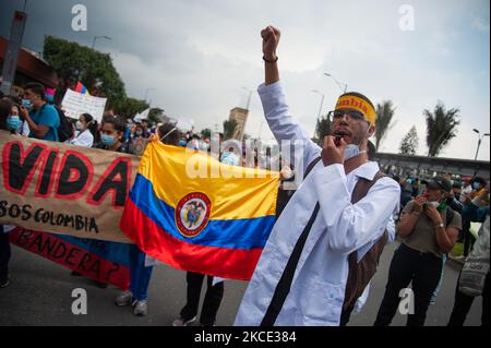 Les manifestants brandent des drapeaux et des signes colombiens lors des manifestations contre la brutalité policière qui ont attiré l'attention internationale à Bogota, en Colombie, sur 5 mai 2021, alors que les cas de brutalité policière et militaire ont fait plus de 19 morts suite aux manifestations contre le gouvernement du président Ivan Duque. (Photo par Sebastian Barros/NurPhoto) Banque D'Images