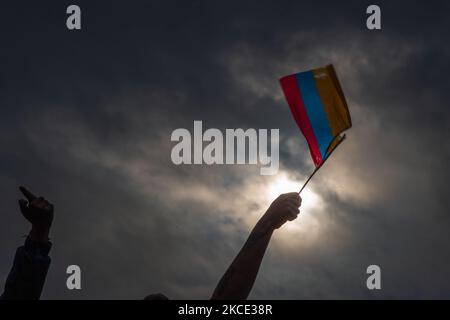 Les manifestants brandent des drapeaux et des signes colombiens lors des manifestations contre la brutalité policière qui ont attiré l'attention internationale à Bogota, en Colombie, sur 5 mai 2021, alors que les cas de brutalité policière et militaire ont fait plus de 19 morts suite aux manifestations contre le gouvernement du président Ivan Duque. (Photo par Sebastian Barros/NurPhoto) Banque D'Images