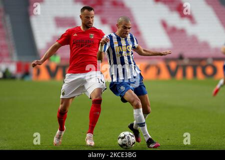 Haris Seferovic de SL Benfica (L) vies avec Pepe du FC Porto lors du match de football de la Ligue portugaise entre SL Benfica et le FC Porto au stade Luz à Lisbonne, Portugal sur 6 mai 2021. (Photo par Pedro Fiúza/NurPhoto) Banque D'Images