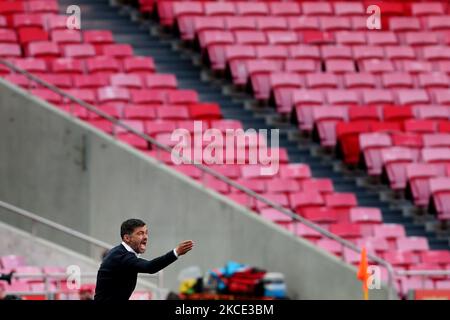 L'entraîneur en chef du FC Porto Sergio Conceicao se met en mouvement lors du match de football de la Ligue portugaise entre SL Benfica et le FC Porto au stade Luz à Lisbonne, au Portugal, sur 6 mai 2021. (Photo par Pedro Fiúza/NurPhoto) Banque D'Images