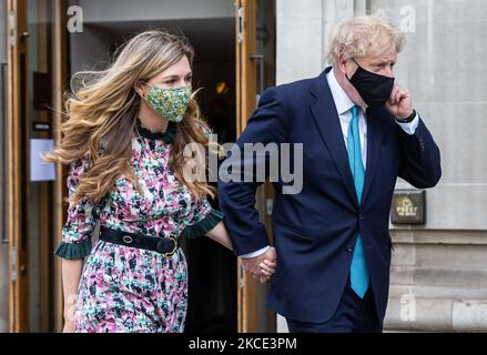 Le Premier ministre Boris Johnson et son fianc Carrie Symonds ont exprimé leurs voix au Conseil du loc et ont tenu des élections municipales le 6th mai 2021 à Londres, au Royaume-Uni. (Photo de Tejas Sandhu/MI News/NurPhoto) Banque D'Images