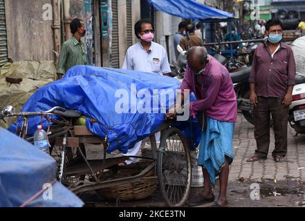 Un vendeur de rue ferme son stand, à Guwahati, en Inde, le 06 mai 2021. Les autorités ont ordonné la fermeture des magasins, des établissements commerciaux et des bureaux à 2 h, en raison d'une pandémie du coronavirus COVID-19. (Photo de David Talukdar/NurPhoto) Banque D'Images