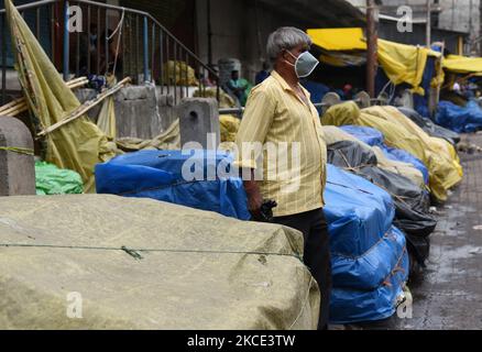 Un vendeur de rue ferme son stand, à Guwahati, en Inde, le 06 mai 2021. Les autorités ont ordonné la fermeture des magasins, des établissements commerciaux et des bureaux à 2 h, en raison d'une pandémie du coronavirus COVID-19. (Photo de David Talukdar/NurPhoto) Banque D'Images