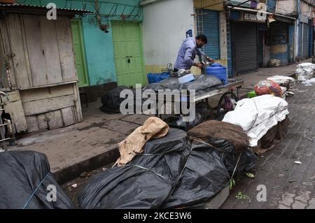 Un vendeur de rue ferme son stand, à Guwahati, en Inde, le 06 mai 2021. Les autorités ont ordonné la fermeture des magasins, des établissements commerciaux et des bureaux à 2 h, en raison d'une pandémie du coronavirus COVID-19. (Photo de David Talukdar/NurPhoto) Banque D'Images