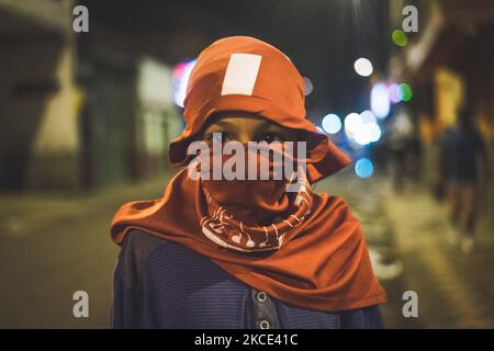 Un jeune manifestant se penche pendant la grève nationale en Colombie, après sept jours de marches consécutives depuis la dernière 28 avril, à Pereira, en Colombie, sur 05 mai 2021. (Photo de Santiago Botero/NurPhoto) Banque D'Images