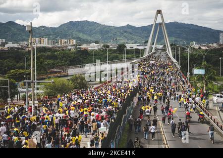 Des centaines de personnes protestent lors de la grève nationale en Colombie, après sept jours de marches consécutives depuis la dernière 28 avril, à Pereira, en Colombie, sur 05 mai 2021. (Photo de Santiago Botero/NurPhoto) Banque D'Images