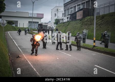 Les forces de police sont considérées comme des centaines de personnes protestant pendant la grève nationale en Colombie, après sept jours de marches consécutives depuis la dernière 28 avril, à Pereira, en Colombie, sur 05 mai 2021. (Photo de Santiago Botero/NurPhoto) Banque D'Images