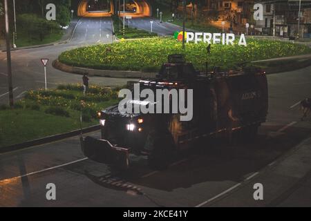 Un véhicule blindé militaire colombien est vu pendant la grève nationale en Colombie, après sept jours de marches consécutives depuis la dernière 28 avril, à Pereira, en Colombie, sur 05 mai 2021. (Photo de Santiago Botero/NurPhoto) Banque D'Images