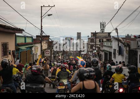 Des centaines de personnes protestent lors de la grève nationale en Colombie, après sept jours de marches consécutives depuis la dernière 28 avril, à Pereira, en Colombie, sur 05 mai 2021. (Photo de Santiago Botero/NurPhoto) Banque D'Images