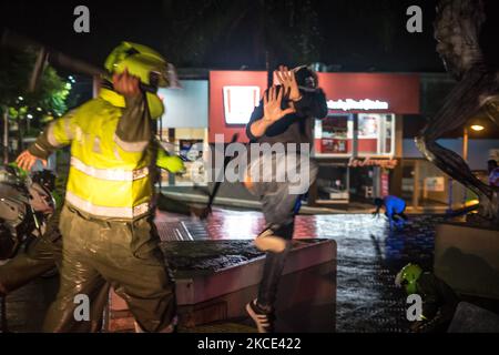 Un policier s'est heurtée à un manifestant lors de la grève nationale en Colombie, après sept jours de marches consécutives depuis la dernière 28 avril, à Pereira, en Colombie, sur 05 mai 2021. (Photo de Santiago Botero/NurPhoto) Banque D'Images