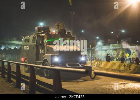 Un véhicule blindé militaire colombien est vu pendant la grève nationale en Colombie, après sept jours de marches consécutives depuis la dernière 28 avril, à Pereira, en Colombie, sur 05 mai 2021. (Photo de Santiago Botero/NurPhoto) Banque D'Images