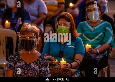 Des dévotés et des prêtres catholiques se joignent au Marathon mondial de la prière à la cathédrale d'Antipolo aux Philippines la nuit de 7 mai 2021. Le pape François a lancé une prière mondiale d'un mois qui a commencé sur 1 mai jusqu'à la fin du mois avec l'intention de mettre fin à la pandémie. La Vierge de la paix et du bon Voyage à Antipolo, le plus ancien sanctuaire national des Philippines, est le choix du Pape pour la récitation de Rosaire ainsi que 30 autres sanctuaires autour du monde. (Photo par Ryan Eduard Benaid/NurPhoto) Banque D'Images