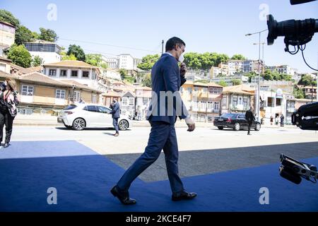 Le Premier ministre espagnol Pedro Sanchez (R) arrive au Sommet social de Porto, organisé par la présidence portugaise du Conseil de l'Union européenne, au Centre des congrès d'Alfandega à Porto, Portugal, sur 7 mai 2021.le Sommet social de la Commission européenne à Porto, à laquelle ont assisté plusieurs premiers ministres. (Photo de Rita Franca/NurPhoto) Banque D'Images