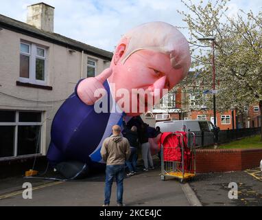 Le 7th mai 2021, un modèle gonflable du Premier ministre britannique Boris Johnson devant la Mill House public House à Hartlepool, dans le comté de Durham, au Royaume-Uni, est dégonflé. (Photo par Michael Driver/MI News/NurPhoto) Banque D'Images