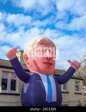 Un modèle gonflable du Premier ministre britannique Boris Johnson devant la Mill House public House à Hartlepool, comté de Durham, Royaume-Uni, le 7th mai 2021. (Photo par Michael Driver/MI News/NurPhoto) Banque D'Images