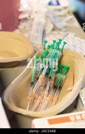 Une seringue prête attend les premiers patients lorsqu'ils assistent à leurs rendez-vous de vaccination Covid-19 dans le nouveau centre de vaccination de masse ouvert à Tauron Arena à Cracovie, en Pologne, sur 7 mai 2021. Tauron Arena ouvert à la vaccination de masse pour le grand public sur 7 mai, c'est un autre centre de ce type en Pologne. Plus de 13 millions de Polonais ont reçu leur premier jab. (Photo par Dominika Zarzycka/NurPhoto) Banque D'Images