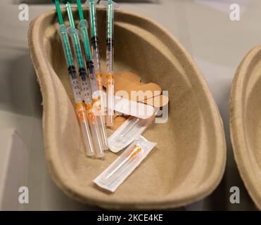 Une seringue prête attend les premiers patients lorsqu'ils assistent à leurs rendez-vous de vaccination Covid-19 dans le nouveau centre de vaccination de masse ouvert à Tauron Arena à Cracovie, en Pologne, sur 7 mai 2021. Tauron Arena ouvert à la vaccination de masse pour le grand public sur 7 mai, c'est un autre centre de ce type en Pologne. Plus de 13 millions de Polonais ont reçu leur premier jab. (Photo par Dominika Zarzycka/NurPhoto) Banque D'Images