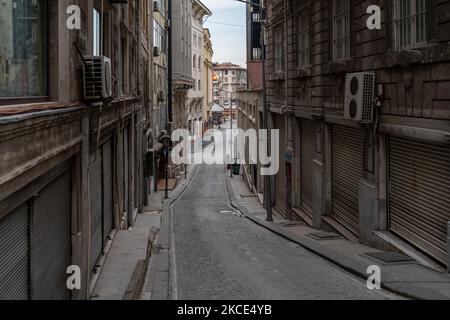 Les rues vides dans le quartier Eminonu d'Istanbul, Turquie vu sur 7 mai 2021. Le gouvernement a imposé un couvre-feu de 19 jours qui a commencé sur 29 avril et se terminera sur 17 mai, à la fin du ramadan, fête sainte. Les touristes sont exclus des restrictions et sont autorisés à voyager dans la ville. Les restaurants et les cafés fournissent uniquement des services de livraison et de plats à emporter tout au long du confinement. (Photo par Erhan Demirtas/NurPhoto) Banque D'Images