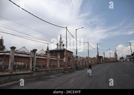 Un homme marche dans la rue déserte à l'extérieur de la grande mosquée du Cachemire pendant le confinement de Covid-19 le dernier vendredi du Ramadan à Srinagar, administration indienne du Cachemire, le 07 mai 2021. Des milliers de personnes assistent aux prières les jours normaux chaque année en raison de Covid-19 toutes les mosquées principales ont été fermées. (Photo de Muzamil Mattoo/NurPhoto) Banque D'Images