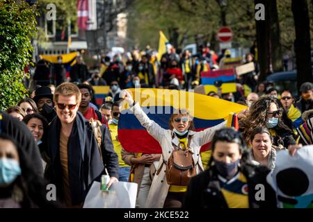 Les manifestants portent des banderoles en faveur du peuple colombien et contre la forte répression policière que le gouvernement Duque utilise en Colombie contre les manifestants réclamant des améliorations sociales. Lors de la manifestation sur 7 mai 2021 à Amsterdam, aux pays-Bas. (Photo par Oscar Brak/NurPhoto) Banque D'Images