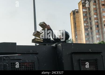 Un véhicule militaire colombien est vu au cours d'une nouvelle journée de manifestations, à 07 mai 2021, à Medellin, en Colombie. Human Rights Watch dénonce l'utilisation de chars avec des projectiles en Colombie (photo de Santiago Botero/NurPhoto) Banque D'Images
