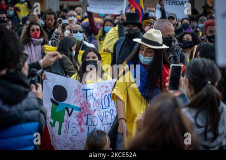 Les manifestants portent des banderoles en faveur du peuple colombien et contre la forte répression policière que le gouvernement Duque utilise en Colombie contre les manifestants réclamant des améliorations sociales. Lors de la manifestation sur 7 mai 2021 à Amsterdam, aux pays-Bas. (Photo par Oscar Brak/NurPhoto) Banque D'Images