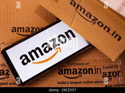 Dans cette illustration, un logo Amazon est visible sur un écran de smartphone pris à Tehatta, Bengale-Occidental, Inde le 29 avril 2021. Amazon.com Inc a suspendu sa vente annuelle Prime Day en Inde en raison de COVID-19. L'événement, proposé uniquement aux membres par Amazon, a lieu en juillet pour dynamiser les ventes. (Photo Illustration de Soumyabrata Roy/NurPhoto) Banque D'Images