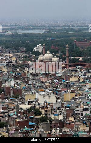 Une vue aérienne de Jama Masjid au cours d'une longue semaine de couvre-feu mis en place pour freiner la propagation des infections à Covid-19, au milieu de la propagation des cas de coronavirus à New Delhi sur 8 mai 2021. Samedi, la capitale nationale a enregistré 17 364 nouveaux cas de Covid-19 et 332 décès, ce qui a fait passer le nombre total de cas à 13,10,231 et le nombre de décès à 19 071. Son taux quotidien de positivité était le plus bas depuis près de trois semaines. (Photo de Mayank Makhija/NurPhoto) Banque D'Images