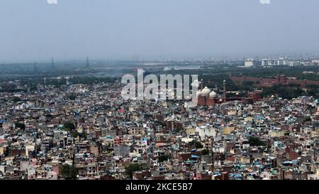 Une vue aérienne de Jama Masjid au cours d'une longue semaine de couvre-feu mis en place pour freiner la propagation des infections à Covid-19, au milieu de la propagation des cas de coronavirus à New Delhi sur 8 mai 2021. Samedi, la capitale nationale a enregistré 17 364 nouveaux cas de Covid-19 et 332 décès, ce qui a fait passer le nombre total de cas à 13,10,231 et le nombre de décès à 19 071. Son taux quotidien de positivité était le plus bas depuis près de trois semaines. (Photo de Mayank Makhija/NurPhoto) Banque D'Images