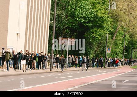Vue générale des personnes qui attendent en longue ligne pour obtenir la vaccination d'AstraZeneca en dehors de la mosquée centrale de Cologne, en Allemagne, sur 8 mai 2021, car la ville propose 2000 vaccins d'AstraZeneca ce week-end en tant qu'offre spéciale. (Photo de Ying Tang/NurPhoto) Banque D'Images