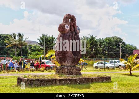 Sculptures représentant le culte de Birdman dans la petite ville de Hanga Roa dans l'île de Pâques, au Chili. (Photo de Creative Touch Imaging Ltd./NurPhoto) Banque D'Images