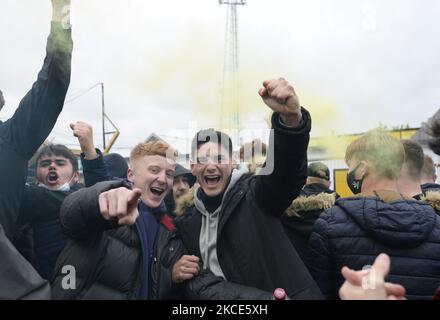 Les fans de Cambridge United célèbrent leur promotion à la première ligue devant le R Costaings Abbey Stadium, Cambridge, le samedi 8th mai 2021. (Photo de Ben Pooley/MI News/NurPhoto) Banque D'Images