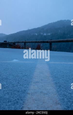 Neige sur la route en hiver. Banque D'Images