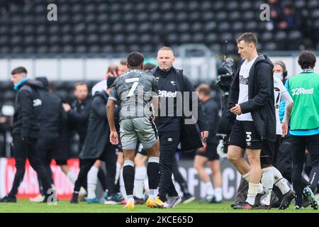 Wayne Rooney, directeur du comté de Derby, console Kadeem Harris, de Sheffield, le mercredi 8th mai 2021, lors du match de championnat Sky Bet entre le comté de Derby et Sheffield Wednesday, à Pride Park, Derby. (Photo de Pat Scaasi/MI News/NurPhoto) Banque D'Images