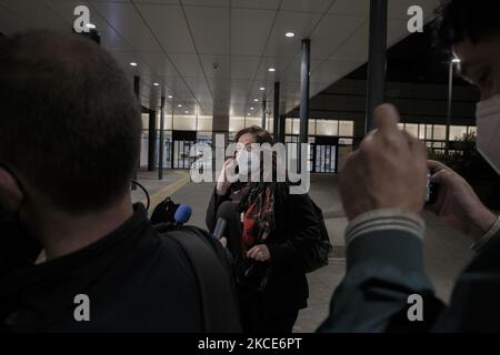 Simonetta Filippini, Enzo Galli et Mariam Gemma arrivent à Pise, en Italie, sur 08 mai 2021, le couple italien coincé en Inde pour prendre leur enfant adopté est arrivé à l'aéroport de Pise tard dans la nuit. Le couple, grâce à l'aide de son avocat Elena Rondelli et à une campagne de solidarité organisée par sa famille et ses amis, a réussi une sortie par un vol médical privé qui était nécessaire depuis que Filippini a été testé positif à Covid-19. (Photo par Enrico Mattia Del Punta/NurPhoto) Banque D'Images