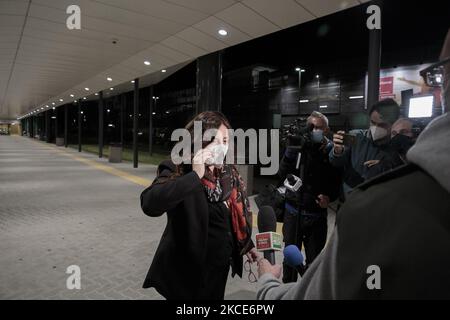 Simonetta Filippini, Enzo Galli et Mariam Gemma arrivent à Pise, en Italie, sur 08 mai 2021, le couple italien coincé en Inde pour prendre leur enfant adopté est arrivé à l'aéroport de Pise tard dans la nuit. Le couple, grâce à l'aide de son avocat Elena Rondelli et à une campagne de solidarité organisée par sa famille et ses amis, a réussi une sortie par un vol médical privé qui était nécessaire depuis que Filippini a été testé positif à Covid-19. (Photo par Enrico Mattia Del Punta/NurPhoto) Banque D'Images