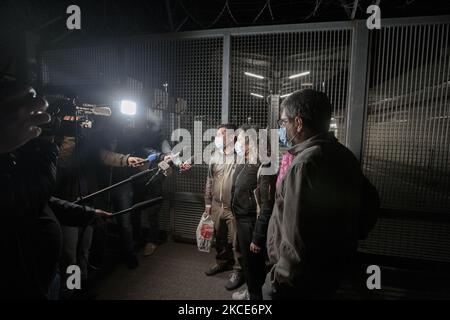 Simonetta Filippini, Enzo Galli et Mariam Gemma arrivent à Pise, en Italie, sur 08 mai 2021, le couple italien coincé en Inde pour prendre leur enfant adopté est arrivé à l'aéroport de Pise tard dans la nuit. Le couple, grâce à l'aide de son avocat Elena Rondelli et à une campagne de solidarité organisée par sa famille et ses amis, a réussi une sortie par un vol médical privé qui était nécessaire depuis que Filippini a été testé positif à Covid-19. (Photo par Enrico Mattia Del Punta/NurPhoto) Banque D'Images