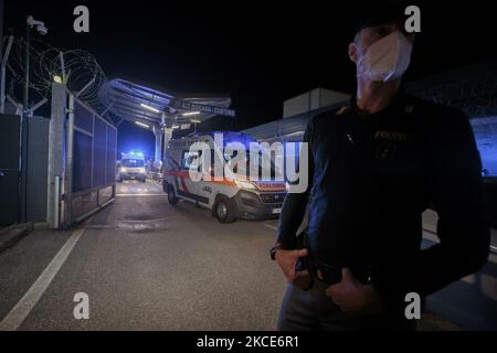 Simonetta Filippini, Enzo Galli et Mariam Gemma arrivent à Pise, en Italie, sur 08 mai 2021, le couple italien coincé en Inde pour prendre leur enfant adopté est arrivé à l'aéroport de Pise tard dans la nuit. Le couple, grâce à l'aide de son avocat Elena Rondelli et à une campagne de solidarité organisée par sa famille et ses amis, a réussi une sortie par un vol médical privé qui était nécessaire depuis que Filippini a été testé positif à Covid-19. (Photo par Enrico Mattia Del Punta/NurPhoto) Banque D'Images