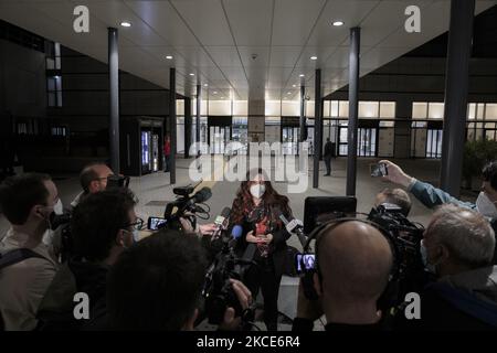 Simonetta Filippini, Enzo Galli et Mariam Gemma arrivent à Pise, en Italie, sur 08 mai 2021, le couple italien coincé en Inde pour prendre leur enfant adopté est arrivé à l'aéroport de Pise tard dans la nuit. Le couple, grâce à l'aide de son avocat Elena Rondelli et à une campagne de solidarité organisée par sa famille et ses amis, a réussi une sortie par un vol médical privé qui était nécessaire depuis que Filippini a été testé positif à Covid-19. (Photo par Enrico Mattia Del Punta/NurPhoto) Banque D'Images