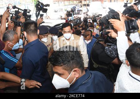 Assam Chiefministre Sarbananda Sonowal alonga avec le chef du BJP Himanta Biswa Sarmah est arrivé pour assister à la réunion du parti législatif à Guwahati (Inde) sur 9 mai,2021. (Photo par Anuwar Hazarika/NurPhoto) Banque D'Images