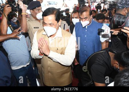 Assam Chiefministre Sarbananda Sonowal alonga avec le chef du BJP Himanta Biswa Sarmah est arrivé pour assister à la réunion du parti législatif à Guwahati (Inde) sur 9 mai,2021. (Photo par Anuwar Hazarika/NurPhoto) Banque D'Images